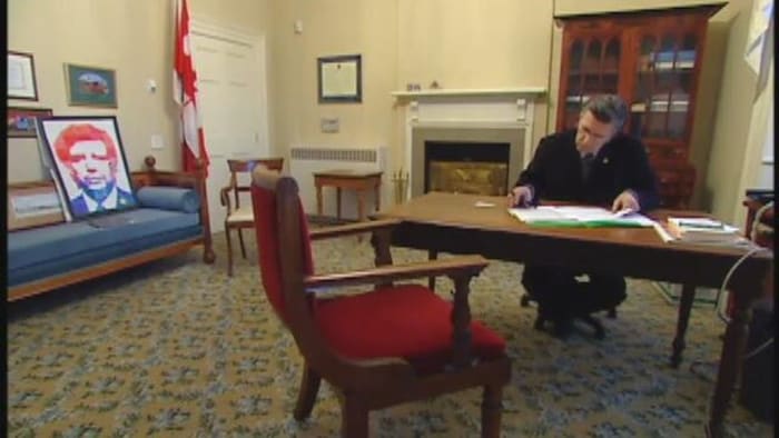 Herménégilde Chiasson à son bureau de lieutenant-gouverneur en 2003.
