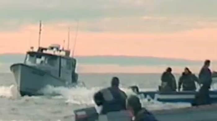 Une archive photo de pêcheurs et leurs bateaux.