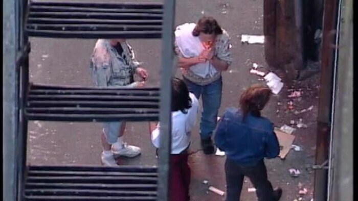 Jeunes réunis dans une ruelle. 