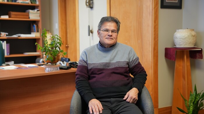 Hervé Sauvé assis dans son bureau.