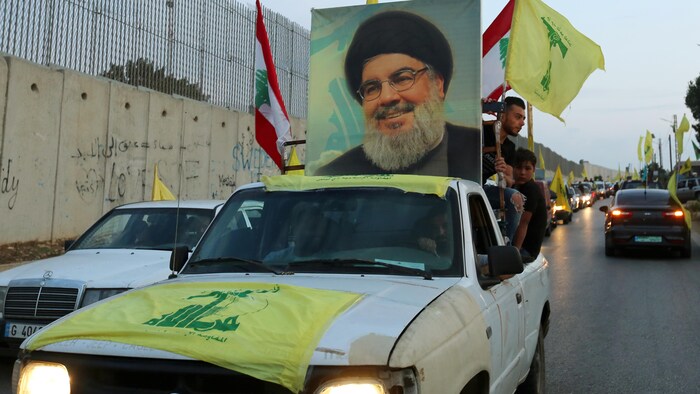 Les partisans ont installé un portrait du chef du parti chiite, Hassan Nasrallah sur le toit d'une voiture.
