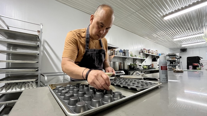 Hieu Chau-Tran place de petites pâtes rondes sur des moules à muffins inversés.