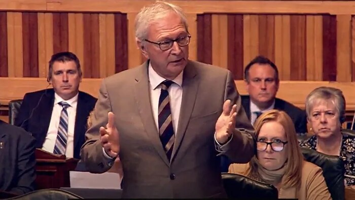 Blaine Higgs parle devant l'Assemblée législative.
