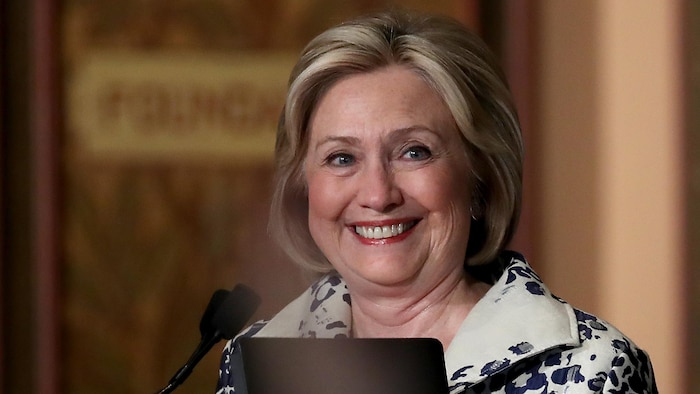 Hillary Clinton sourit.