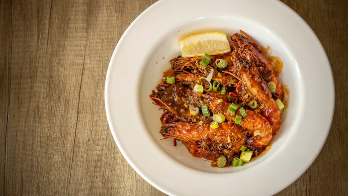 Prawns in 7Up and spice sa plato.