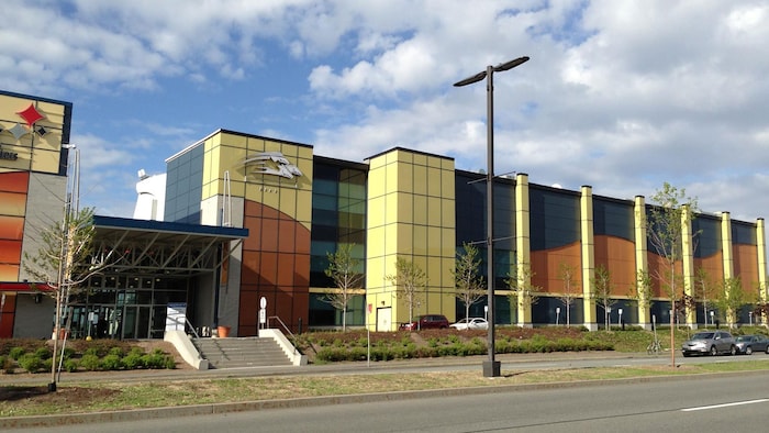La façade extérieure de la bâtisse de l'Hippodrome de Trois-Rivières.