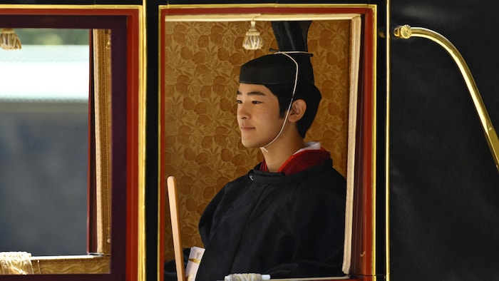 Le prince Hisahito du Japon quitte le Palais impérial à bord d'une calèche après avoir assisté à la cérémonie de sa majorité, le « Kakan no gi », à Tokyo, le 6 septembre 2025.