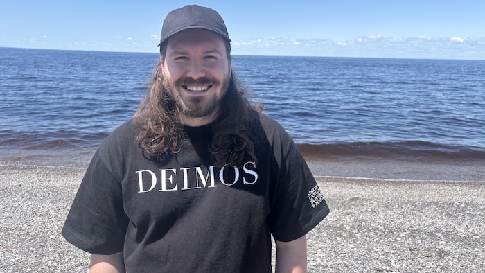 Simon Emond fait la pose.