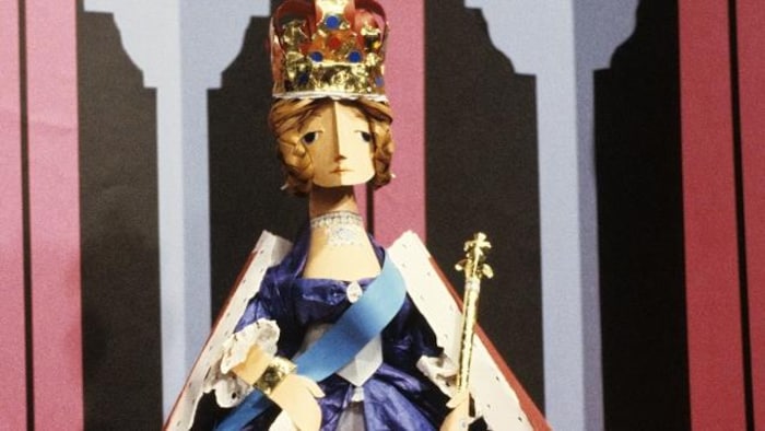 Personnage en papier représentant la jeune reine Victoria, âgée de 19 ans, lors de son couronnement.