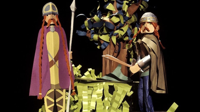Bricolage en papier représentant un soldat gaulois près d'un arbre et du chef gaulois Vercingétorix, une épée à la main.