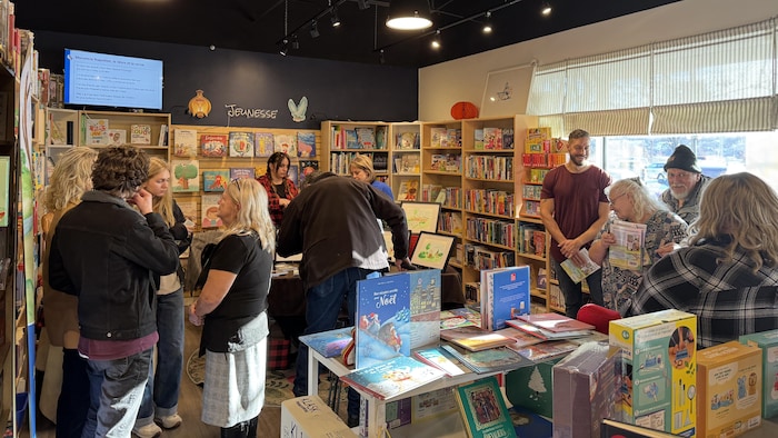 Des gens entourés de livres.