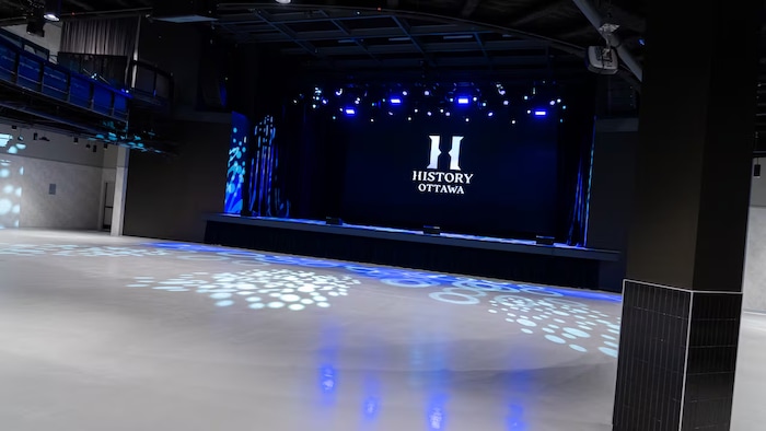 La scène de la salle de spectacle vue du niveau principal.