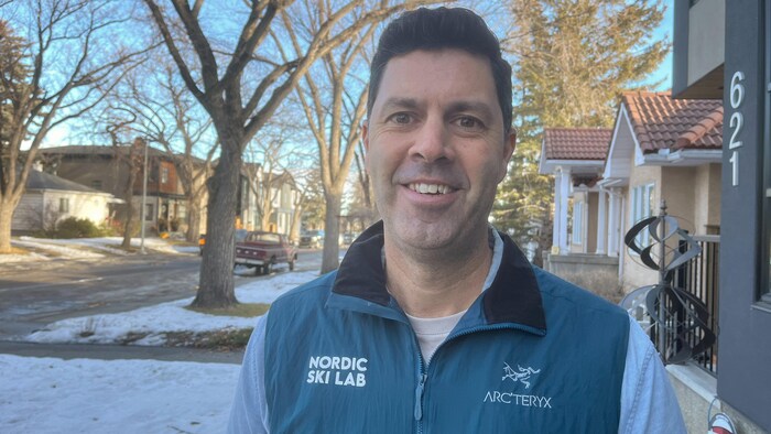 Chris Jeffrey sourit devant l'objectif par une journée ensoleillée en milieu urbain