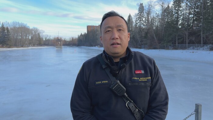 Alex Kwan s'adresse à la caméra devant une étendue d'eau gelée.
