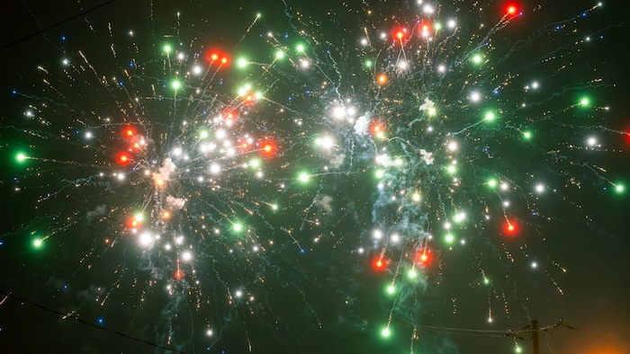 Des feux d'artifice dans un ciel d'hiver.