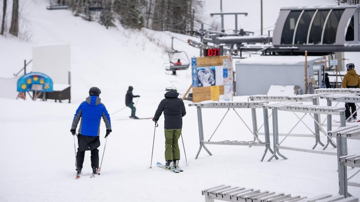 Des gens qui font du ski à Vallée du Parc.