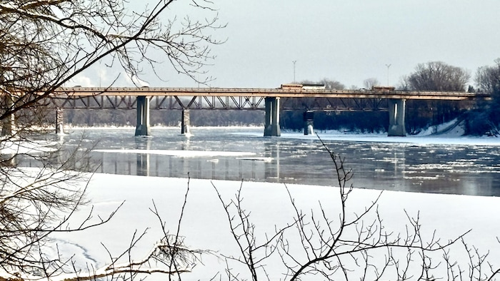 Le pont Radisson surplombe la rivière Saint-Maurice en hiver.