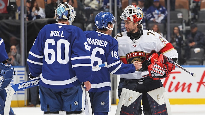 Sergei Bobrovsky serre la main de Mitch Marner après le match. Joseph Woll est derrière.