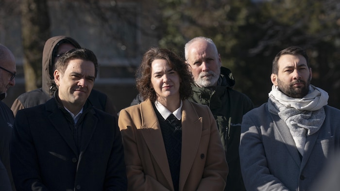 Un groupe de politiciens à l'extérieur.