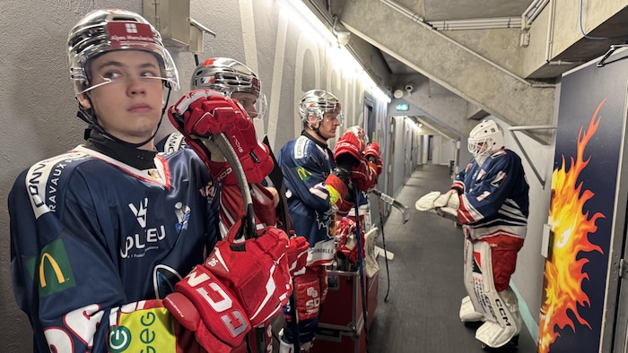 Des joueurs de hockey dans un couloir avant leur match.