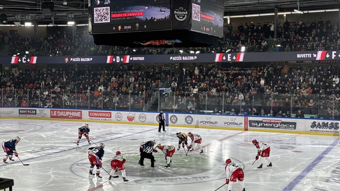 Photo d'une mise au jeu au centre de la patinoire.