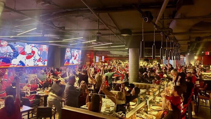 Les partisans du Canadien à la brasserie sportive La Cage du Centre Bell.