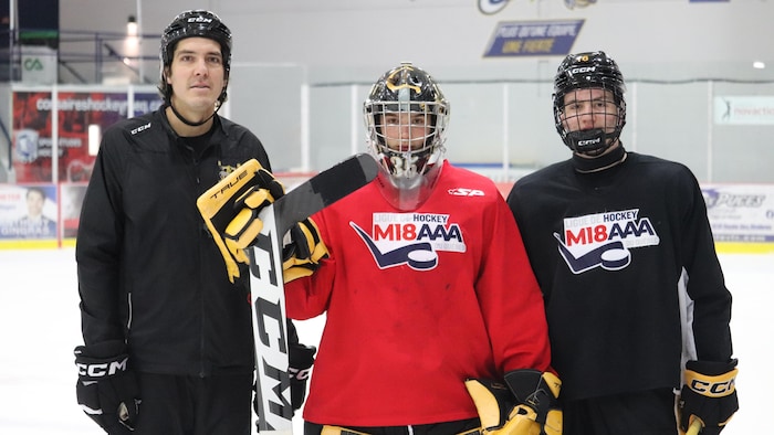 3 joueurs de hockey sur la glace. 