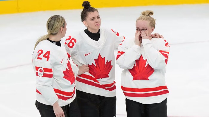 Les hockeyeuses canadiennes Natalie Spooner (24), Emily Clark (26) et Emma Maltais (27).