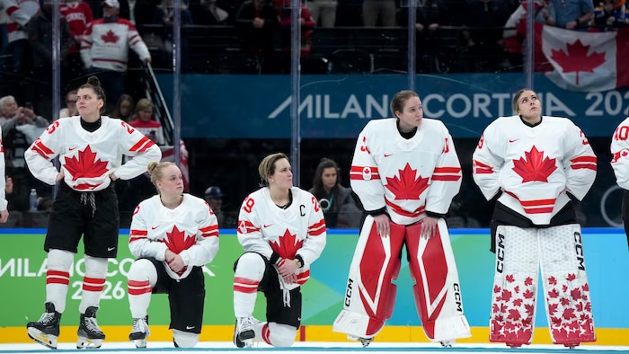 Les hockeyeuses canadiennes Emily Clark (26), Emma Maltais (27), Marie-Philip Poulin (29), Ann-Renee Desbiens (35) et Emerance Maschmeyer (38).