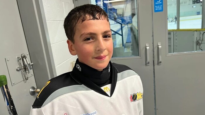 Un jeune joueur de hockey.
