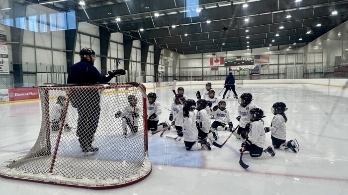 Des enfants de communautés sud-asiatiques s’initient au hockey à ...