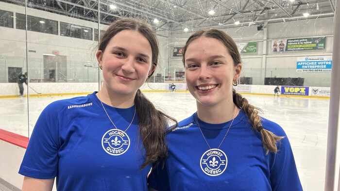 Deux jeunes femmes devant une patinoire.
