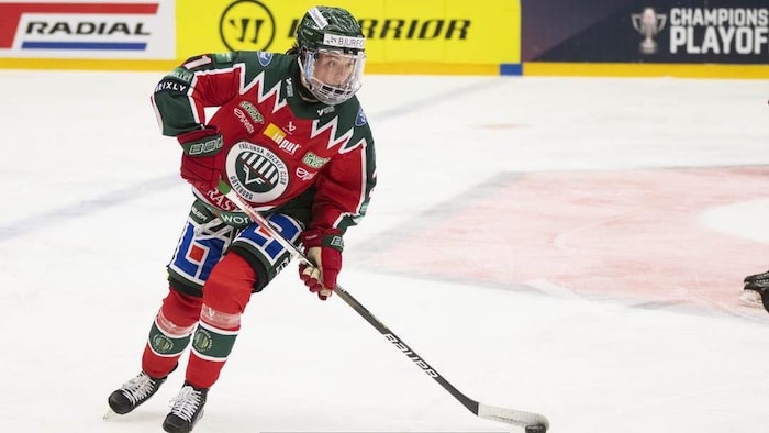 La hockeyeuse Sarah-Ève Coutu-Godbout est sur la glace avec son bâton et son uniforme.