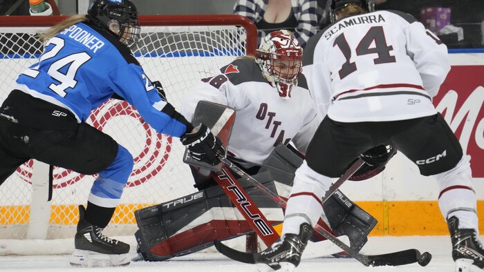 La hockeyeuse de Toronto Natalie Spooner en action.
