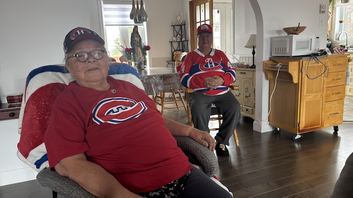 Marie-Marthe et Denis partagent leur ferveur pour le Canadien depuis leur demeure de Uashat.