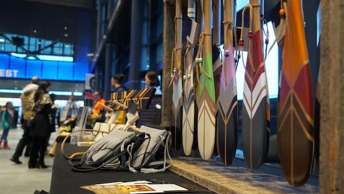 Avirons et sacs à mains traditionnels des Premières Nations installés sur une table. 