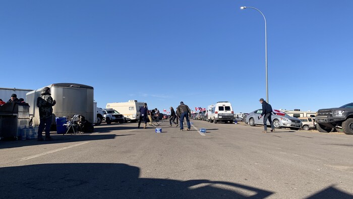 Des personnes jouent sur une route.