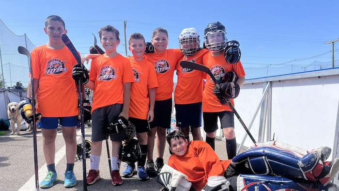 Sept jeunes hockeyeurs.