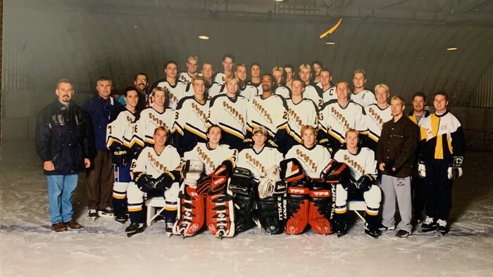 L'équipe de hockey masculin du Collège Briercrest de Caronport en Saskatchewan entre les années 1997-1998. Le 27 février 2024.
