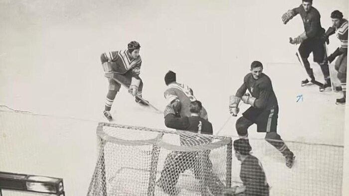 Une photo de l'équipe italienne durant un match aux Jeux olympiques d'hiver de 1956 à Cortina d'Ampezzo.