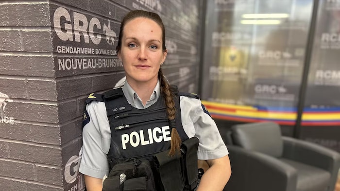 Holly Erb, en uniforme, pose pour la photo.