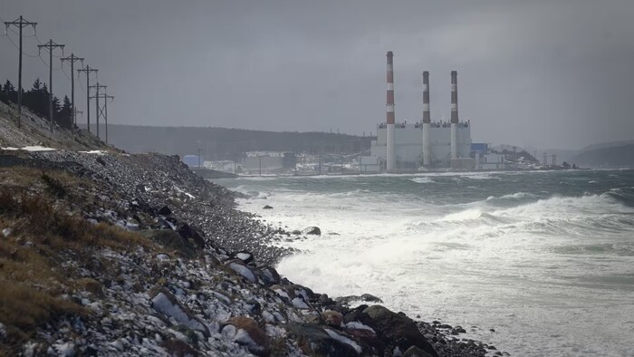 Ang Holyrood generating station sa tabi ng dagat.