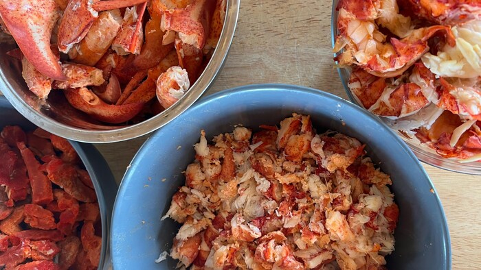 Des bols avec du homard.