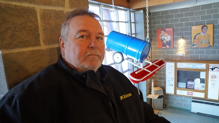 Un homme pose avec un homboni.