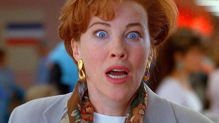 Une femme affiche un air très surpris.