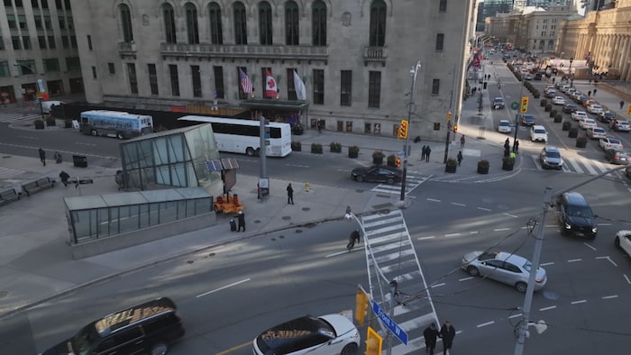 La place bétonnée située au 1 University où Ken Lee a été poignardé à mort.