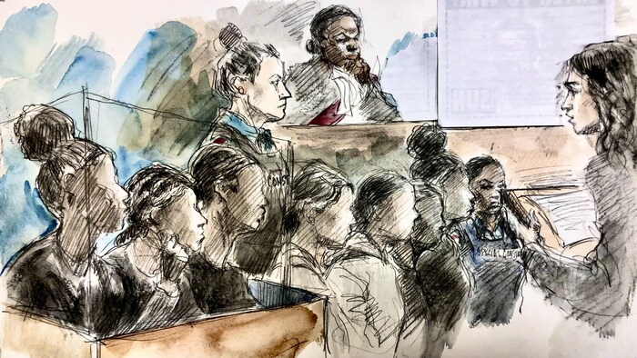 Une illustration juridique de sept des huit accusés présents sur le banc des accusés.