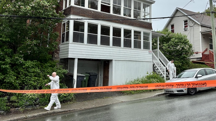 Un périmètre a été mis en place devant le 181, rue Morkill.