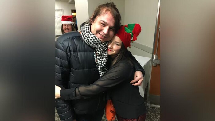 La ministre des Familles, Nahanni Fontaine (à droite), souligne qu'Alaya McIvor (à gauche).