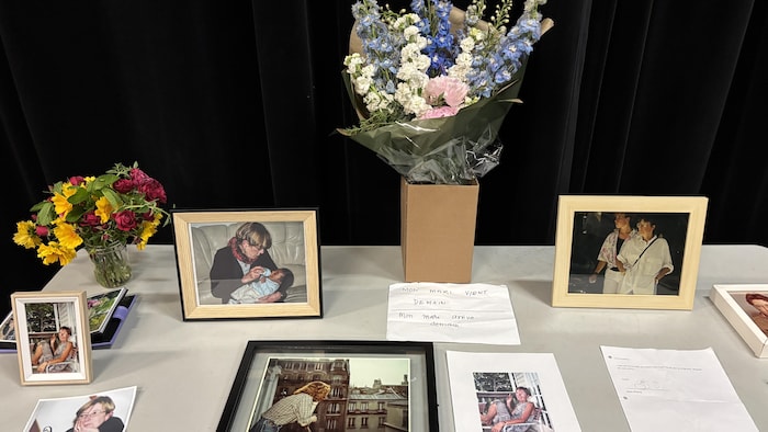des photos exposées sur une table